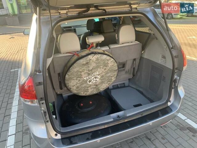 Серый Тойота Сиенна, объемом двигателя 3.5 л и пробегом 227 тыс. км за 13500 $, фото 13 на Automoto.ua