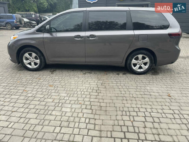 Серый Тойота Сиенна, объемом двигателя 2.67 л и пробегом 275 тыс. км за 13000 $, фото 1 на Automoto.ua