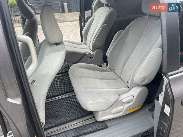 Серый Тойота Сиенна, объемом двигателя 2.67 л и пробегом 275 тыс. км за 13000 $, фото 5 на Automoto.ua