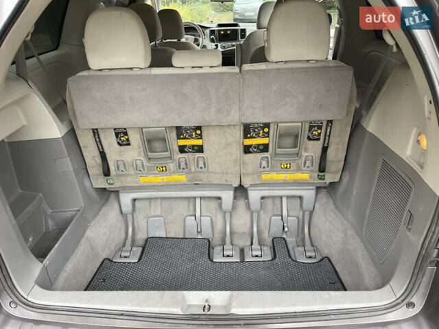Серый Тойота Сиенна, объемом двигателя 2.67 л и пробегом 275 тыс. км за 13000 $, фото 9 на Automoto.ua
