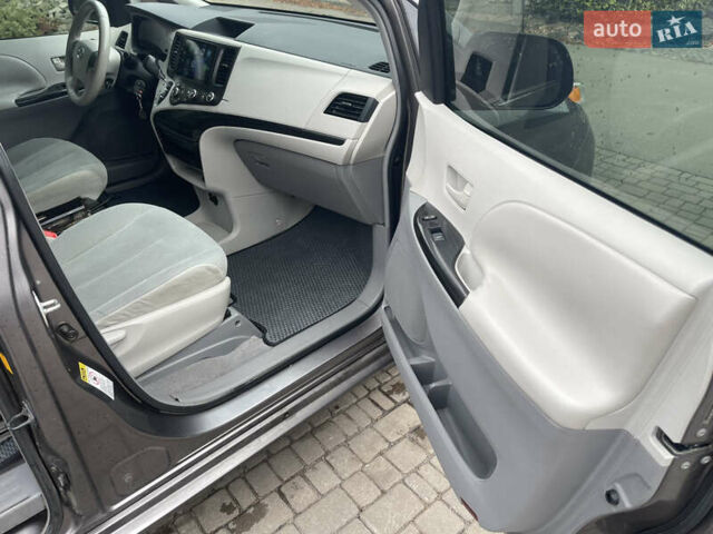 Серый Тойота Сиенна, объемом двигателя 2.67 л и пробегом 275 тыс. км за 13000 $, фото 8 на Automoto.ua