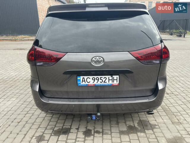 Серый Тойота Сиенна, объемом двигателя 2.67 л и пробегом 275 тыс. км за 13000 $, фото 2 на Automoto.ua
