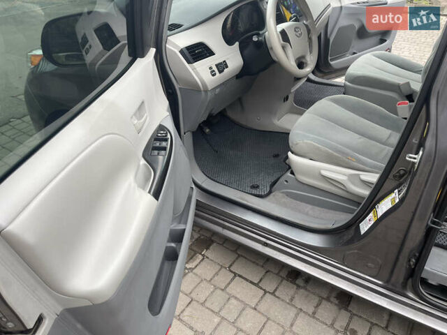Серый Тойота Сиенна, объемом двигателя 2.67 л и пробегом 275 тыс. км за 13000 $, фото 4 на Automoto.ua
