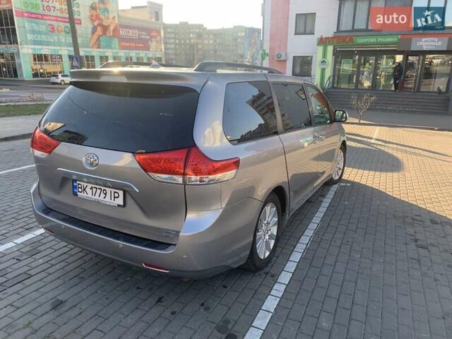Серый Тойота Сиенна, объемом двигателя 3.5 л и пробегом 227 тыс. км за 13500 $, фото 4 на Automoto.ua