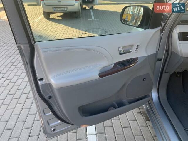 Серый Тойота Сиенна, объемом двигателя 3.5 л и пробегом 227 тыс. км за 13500 $, фото 10 на Automoto.ua