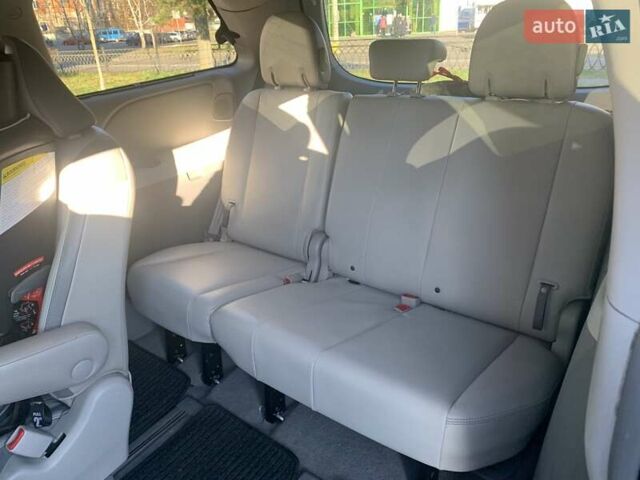 Серый Тойота Сиенна, объемом двигателя 3.5 л и пробегом 227 тыс. км за 13500 $, фото 12 на Automoto.ua
