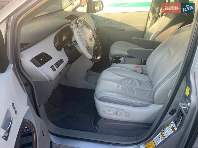 Серый Тойота Сиенна, объемом двигателя 3.5 л и пробегом 227 тыс. км за 13500 $, фото 8 на Automoto.ua