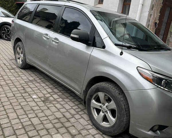 Серый Тойота Сиенна, объемом двигателя 2.7 л и пробегом 280 тыс. км за 12500 $, фото 2 на Automoto.ua