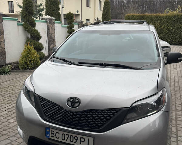 Серый Тойота Сиенна, объемом двигателя 2.7 л и пробегом 280 тыс. км за 12500 $, фото 3 на Automoto.ua