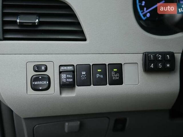 Серый Тойота Сиенна, объемом двигателя 3.46 л и пробегом 203 тыс. км за 17999 $, фото 36 на Automoto.ua