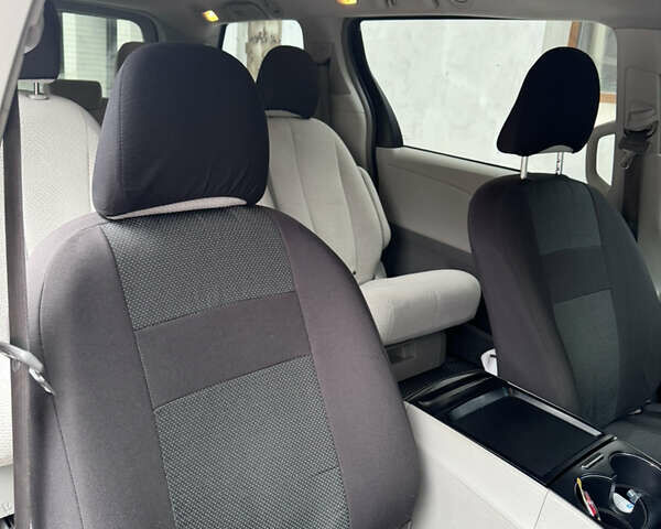 Серый Тойота Сиенна, объемом двигателя 2.7 л и пробегом 280 тыс. км за 12500 $, фото 1 на Automoto.ua