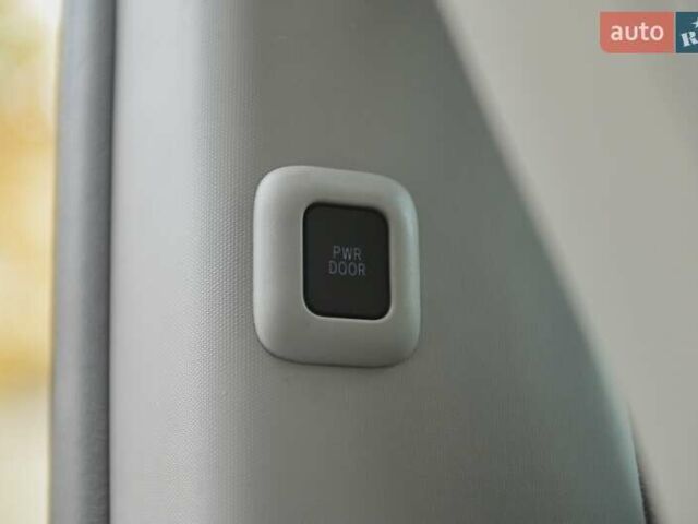 Серый Тойота Сиенна, объемом двигателя 3.46 л и пробегом 203 тыс. км за 17999 $, фото 61 на Automoto.ua