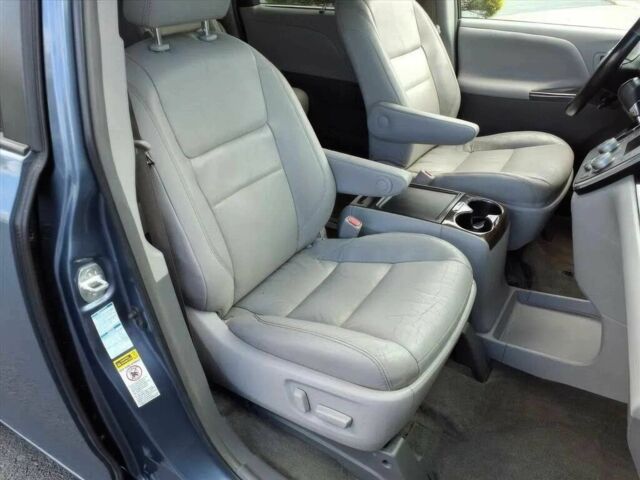 Серый Тойота Сиенна, объемом двигателя 2.7 л и пробегом 70 тыс. км за 4200 $, фото 9 на Automoto.ua