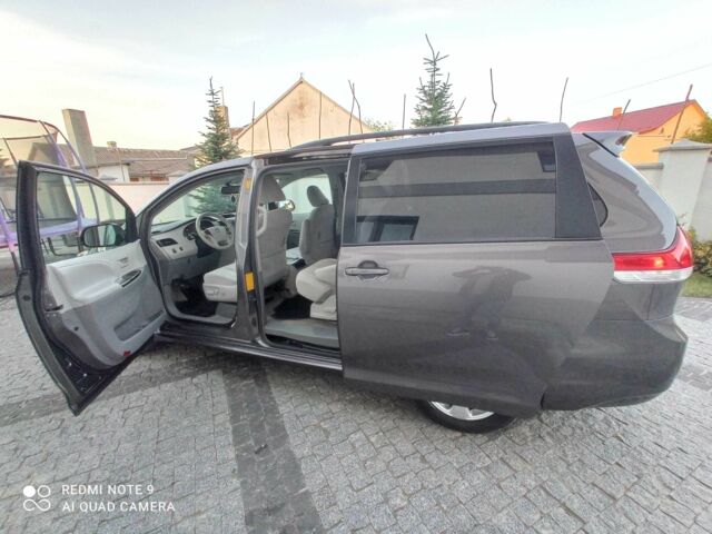 Серый Тойота Сиенна, объемом двигателя 3.5 л и пробегом 180 тыс. км за 17229 $, фото 4 на Automoto.ua