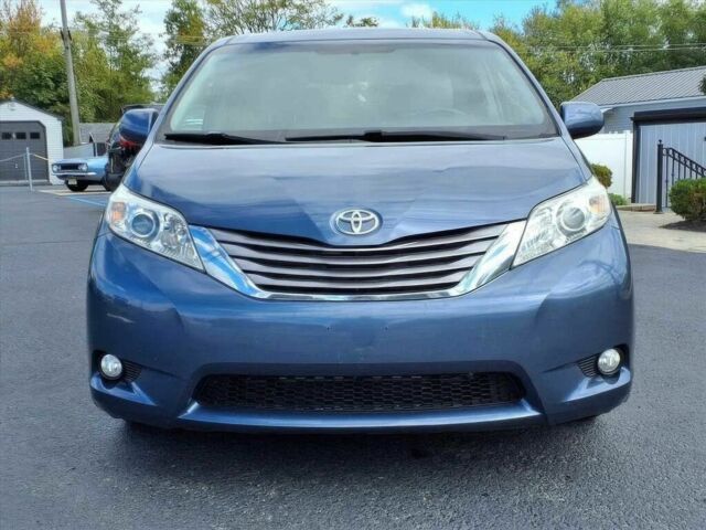 Серый Тойота Сиенна, объемом двигателя 2.7 л и пробегом 70 тыс. км за 4200 $, фото 1 на Automoto.ua