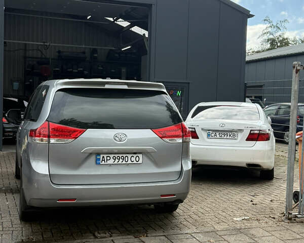 Серый Тойота Сиенна, объемом двигателя 3.46 л и пробегом 250 тыс. км за 11500 $, фото 4 на Automoto.ua