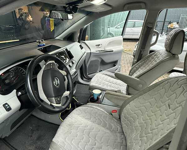 Серый Тойота Сиенна, объемом двигателя 3.46 л и пробегом 250 тыс. км за 11500 $, фото 3 на Automoto.ua