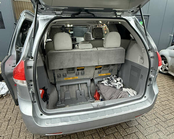 Серый Тойота Сиенна, объемом двигателя 3.46 л и пробегом 250 тыс. км за 11500 $, фото 1 на Automoto.ua