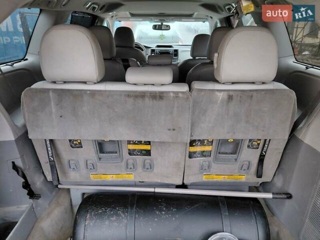 Серый Тойота Сиенна, объемом двигателя 3.46 л и пробегом 127 тыс. км за 15500 $, фото 20 на Automoto.ua