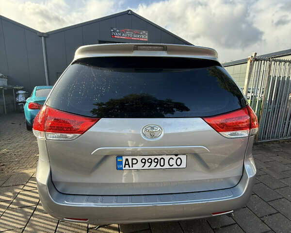 Серый Тойота Сиенна, объемом двигателя 3.46 л и пробегом 250 тыс. км за 11500 $, фото 5 на Automoto.ua