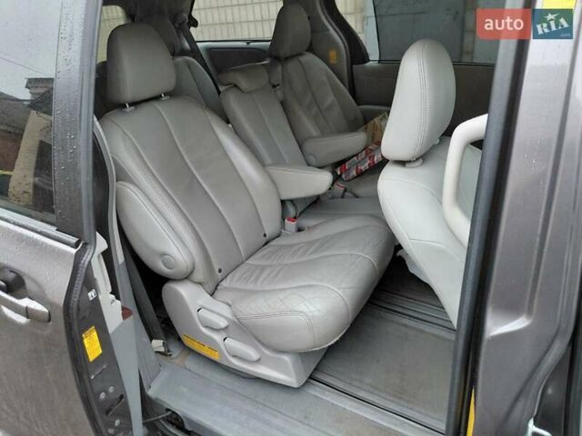 Серый Тойота Сиенна, объемом двигателя 3.46 л и пробегом 127 тыс. км за 15500 $, фото 6 на Automoto.ua