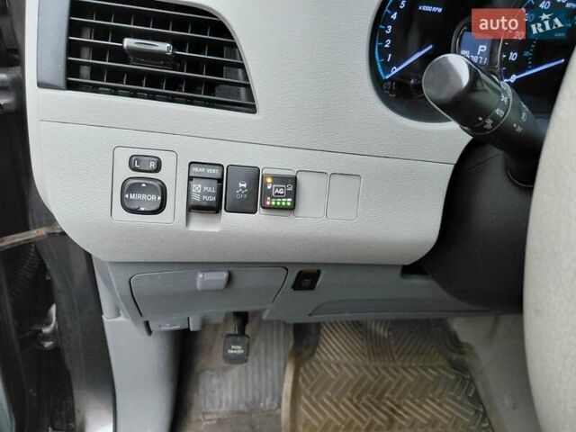 Серый Тойота Сиенна, объемом двигателя 3.46 л и пробегом 127 тыс. км за 15500 $, фото 23 на Automoto.ua