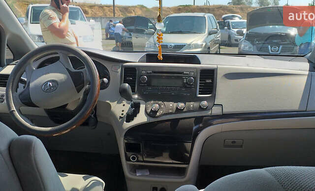 Сірий Тойота Сієнна, об'ємом двигуна 3.5 л та пробігом 178 тис. км за 15500 $, фото 7 на Automoto.ua