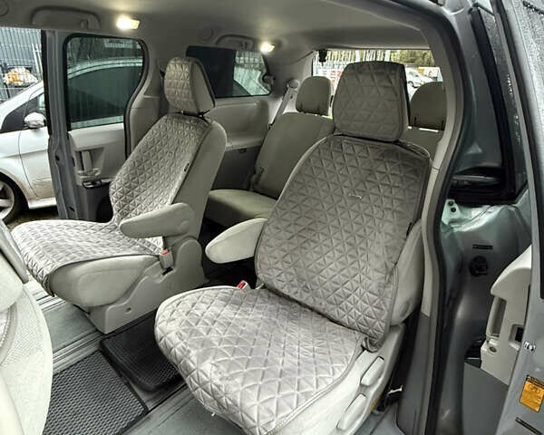 Серый Тойота Сиенна, объемом двигателя 3.46 л и пробегом 250 тыс. км за 11500 $, фото 2 на Automoto.ua