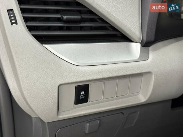Сірий Тойота Сієнна, об'ємом двигуна 3.46 л та пробігом 170 тис. км за 17300 $, фото 16 на Automoto.ua