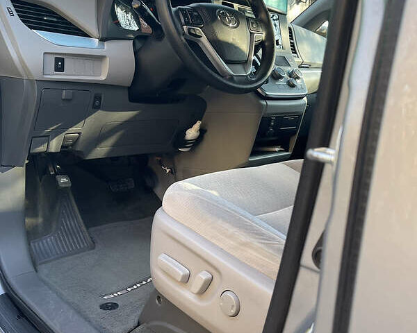 Серый Тойота Сиенна, объемом двигателя 3.5 л и пробегом 217 тыс. км за 20900 $, фото 10 на Automoto.ua