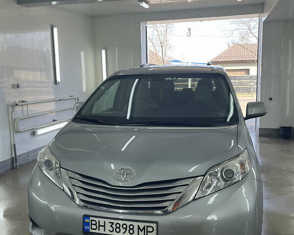 Серый Тойота Сиенна, объемом двигателя 3.5 л и пробегом 217 тыс. км за 20900 $, фото 1 на Automoto.ua