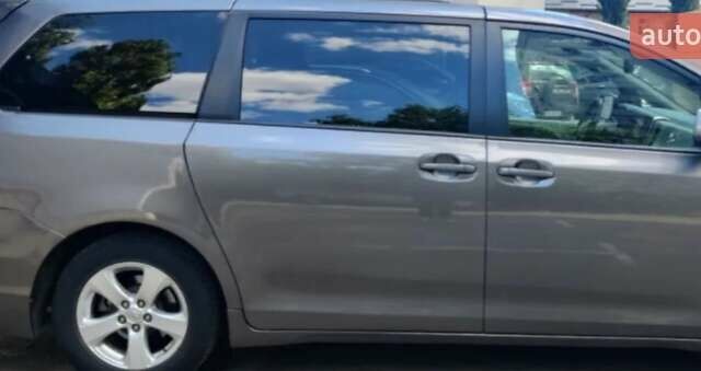 Серый Тойота Сиенна, объемом двигателя 3.46 л и пробегом 170 тыс. км за 16400 $, фото 2 на Automoto.ua