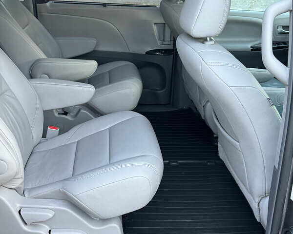 Серый Тойота Сиенна, объемом двигателя 3.46 л и пробегом 150 тыс. км за 21212 $, фото 28 на Automoto.ua