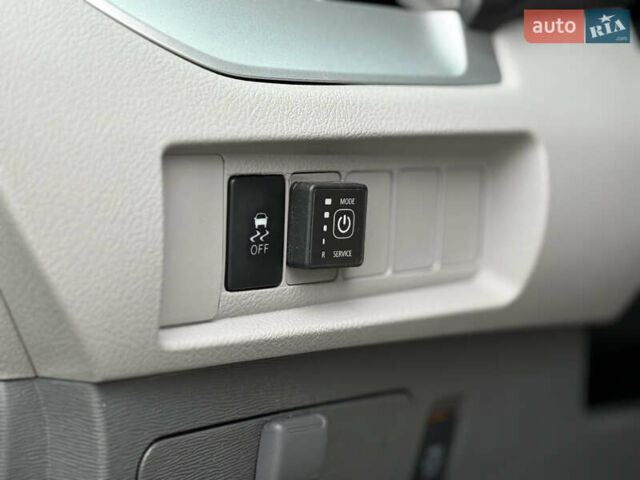 Серый Тойота Сиенна, объемом двигателя 3.46 л и пробегом 240 тыс. км за 15900 $, фото 16 на Automoto.ua