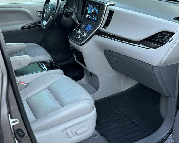 Серый Тойота Сиенна, объемом двигателя 3.46 л и пробегом 150 тыс. км за 21212 $, фото 24 на Automoto.ua