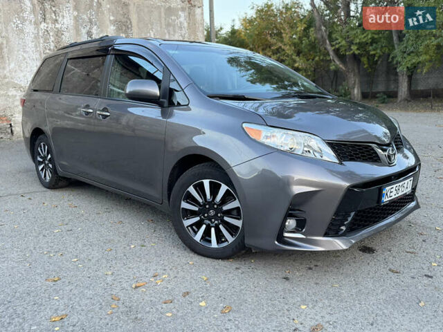 Серый Тойота Сиенна, объемом двигателя 3.46 л и пробегом 150 тыс. км за 21212 $, фото 4 на Automoto.ua