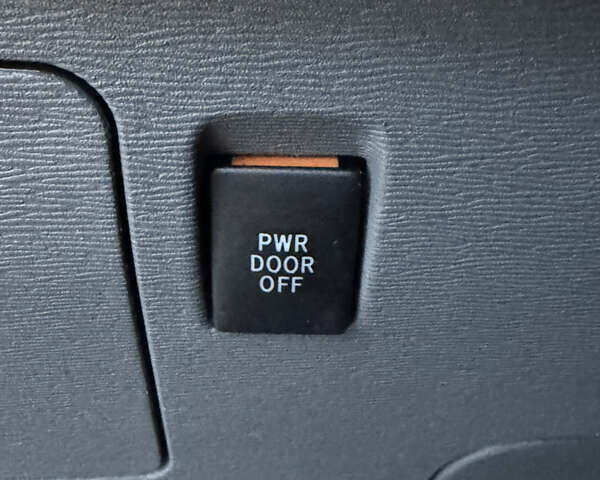 Серый Тойота Сиенна, объемом двигателя 3.46 л и пробегом 150 тыс. км за 21999 $, фото 51 на Automoto.ua