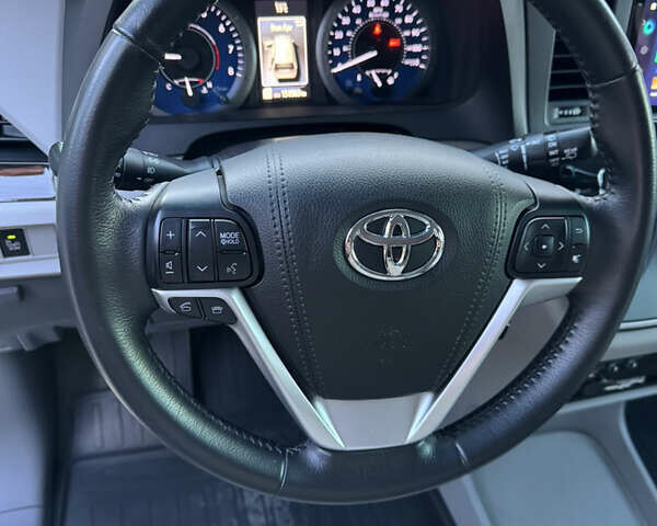 Серый Тойота Сиенна, объемом двигателя 3.46 л и пробегом 150 тыс. км за 21999 $, фото 16 на Automoto.ua