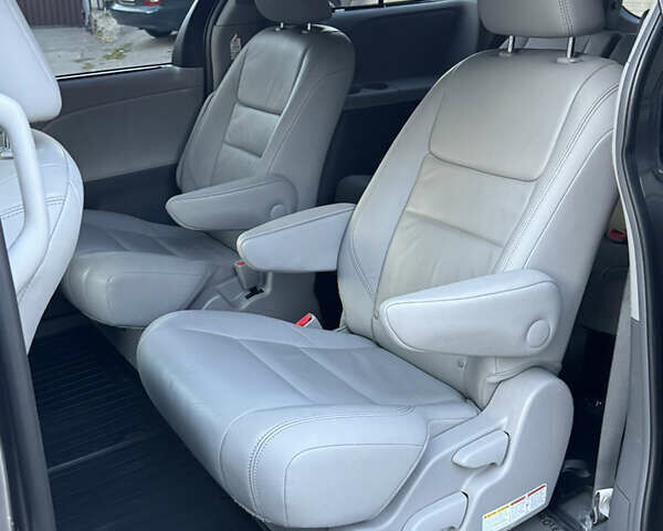 Серый Тойота Сиенна, объемом двигателя 3.46 л и пробегом 150 тыс. км за 21999 $, фото 33 на Automoto.ua