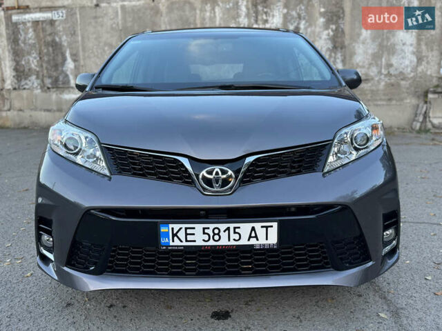 Серый Тойота Сиенна, объемом двигателя 3.46 л и пробегом 150 тыс. км за 21999 $, фото 1 на Automoto.ua