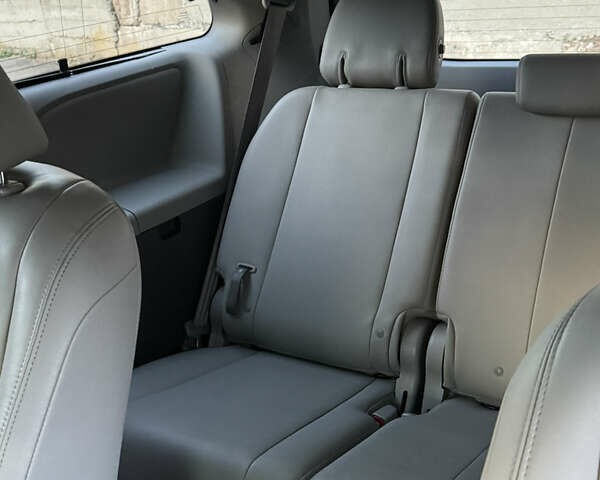 Серый Тойота Сиенна, объемом двигателя 3.46 л и пробегом 150 тыс. км за 21212 $, фото 34 на Automoto.ua