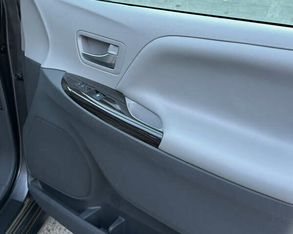 Серый Тойота Сиенна, объемом двигателя 3.46 л и пробегом 150 тыс. км за 21212 $, фото 25 на Automoto.ua