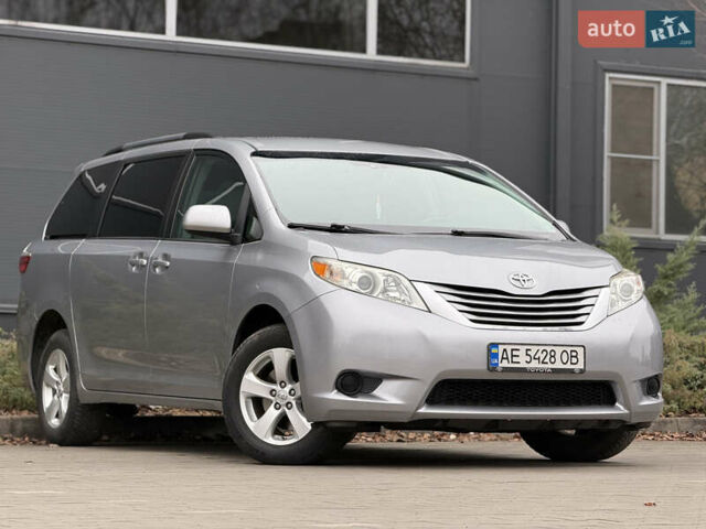 Серый Тойота Сиенна, объемом двигателя 3.46 л и пробегом 240 тыс. км за 15900 $, фото 2 на Automoto.ua