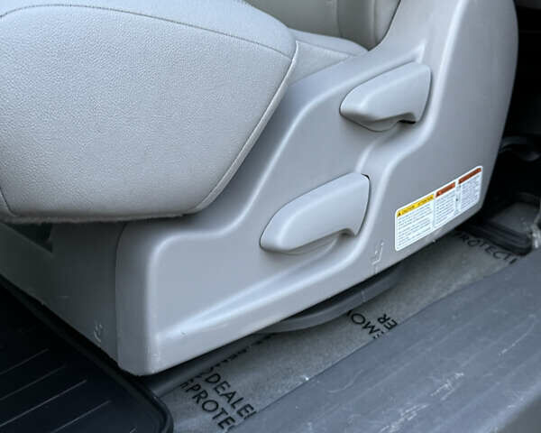 Серый Тойота Сиенна, объемом двигателя 3.46 л и пробегом 150 тыс. км за 21999 $, фото 35 на Automoto.ua