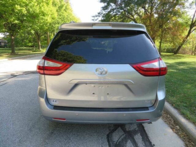 Серый Тойота Сиенна, объемом двигателя 3.5 л и пробегом 62 тыс. км за 15000 $, фото 6 на Automoto.ua