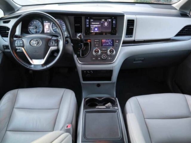 Серый Тойота Сиенна, объемом двигателя 3.5 л и пробегом 58 тыс. км за 15000 $, фото 7 на Automoto.ua