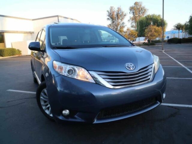 Серый Тойота Сиенна, объемом двигателя 3.5 л и пробегом 58 тыс. км за 15000 $, фото 1 на Automoto.ua