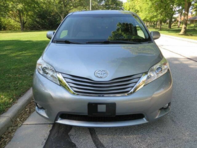 Серый Тойота Сиенна, объемом двигателя 3.5 л и пробегом 62 тыс. км за 15000 $, фото 1 на Automoto.ua