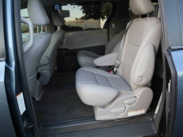 Серый Тойота Сиенна, объемом двигателя 3.5 л и пробегом 58 тыс. км за 15000 $, фото 8 на Automoto.ua