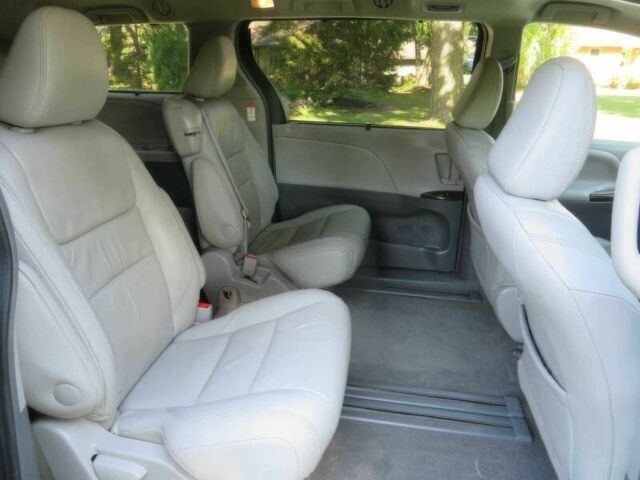 Серый Тойота Сиенна, объемом двигателя 3.5 л и пробегом 62 тыс. км за 15000 $, фото 10 на Automoto.ua